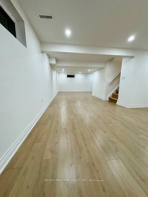 8, Devins, Aurora Heights, Aurora