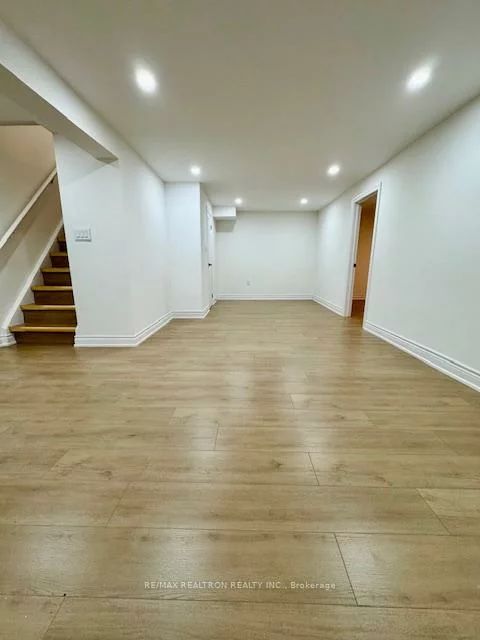 8, Devins, Aurora Heights, Aurora