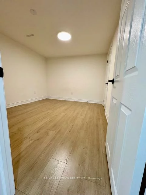 8, Devins, Aurora Heights, Aurora