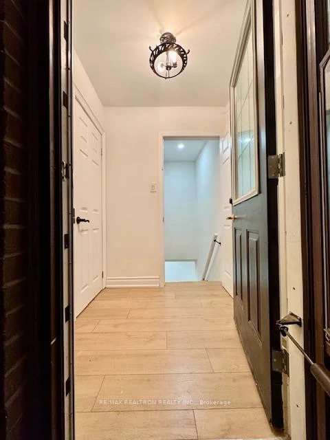 8, Devins, Aurora Heights, Aurora