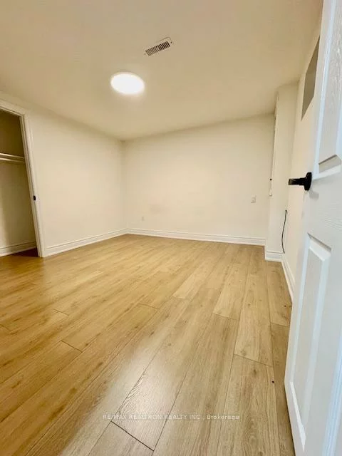 8, Devins, Aurora Heights, Aurora