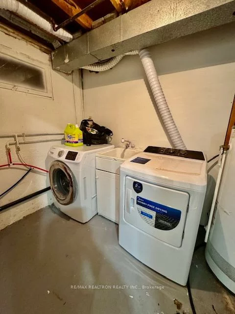 8, Devins, Aurora Heights, Aurora