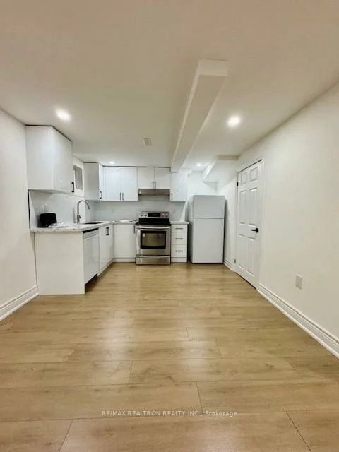 8, Devins, Aurora Heights, Aurora