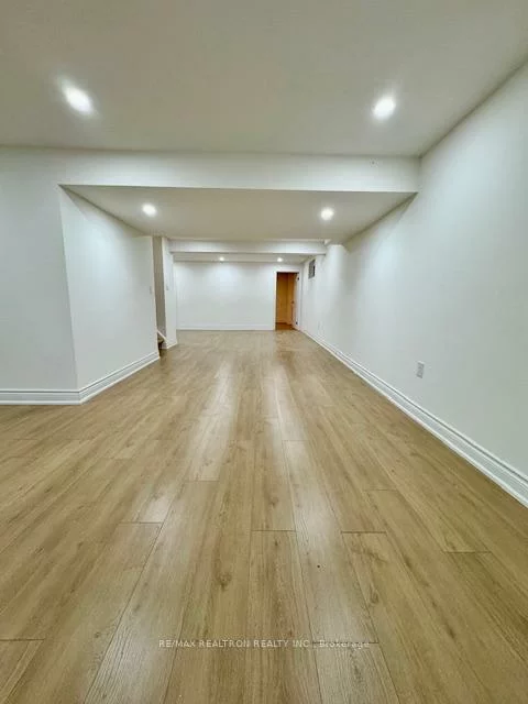 8, Devins, Aurora Heights, Aurora