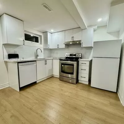 8, Devins, Aurora Heights, Aurora