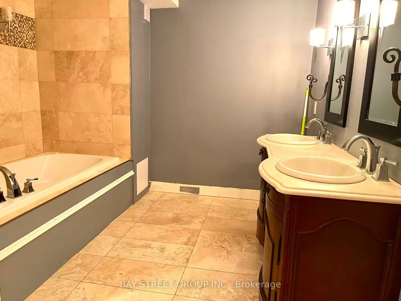 7, Kemano, Aurora Heights, Aurora