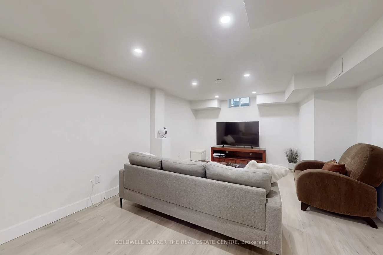 32, Hollingshead, Aurora Village, Aurora