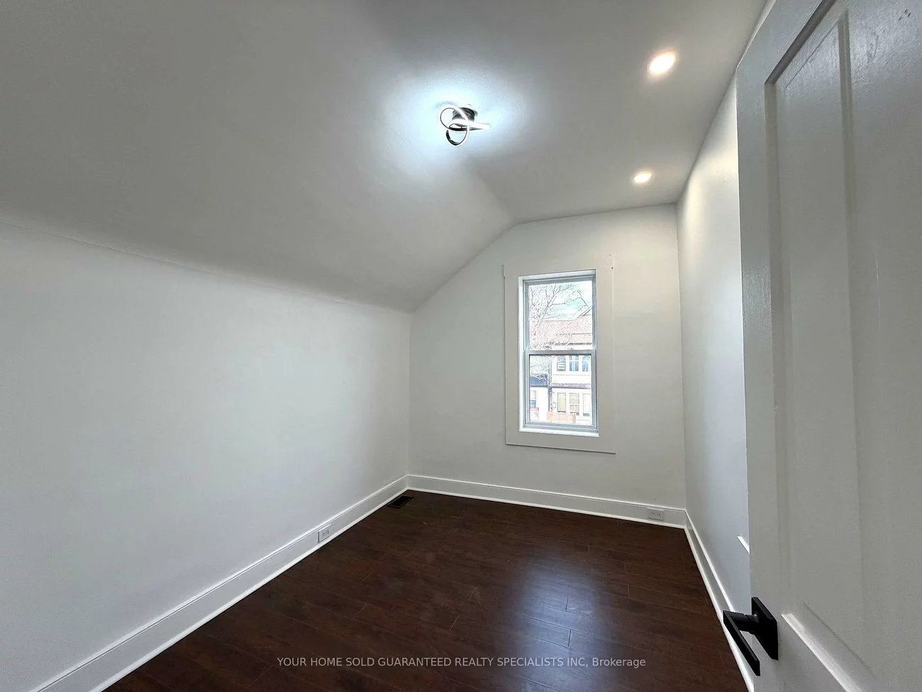 98, Wellington, Aurora Village, Aurora