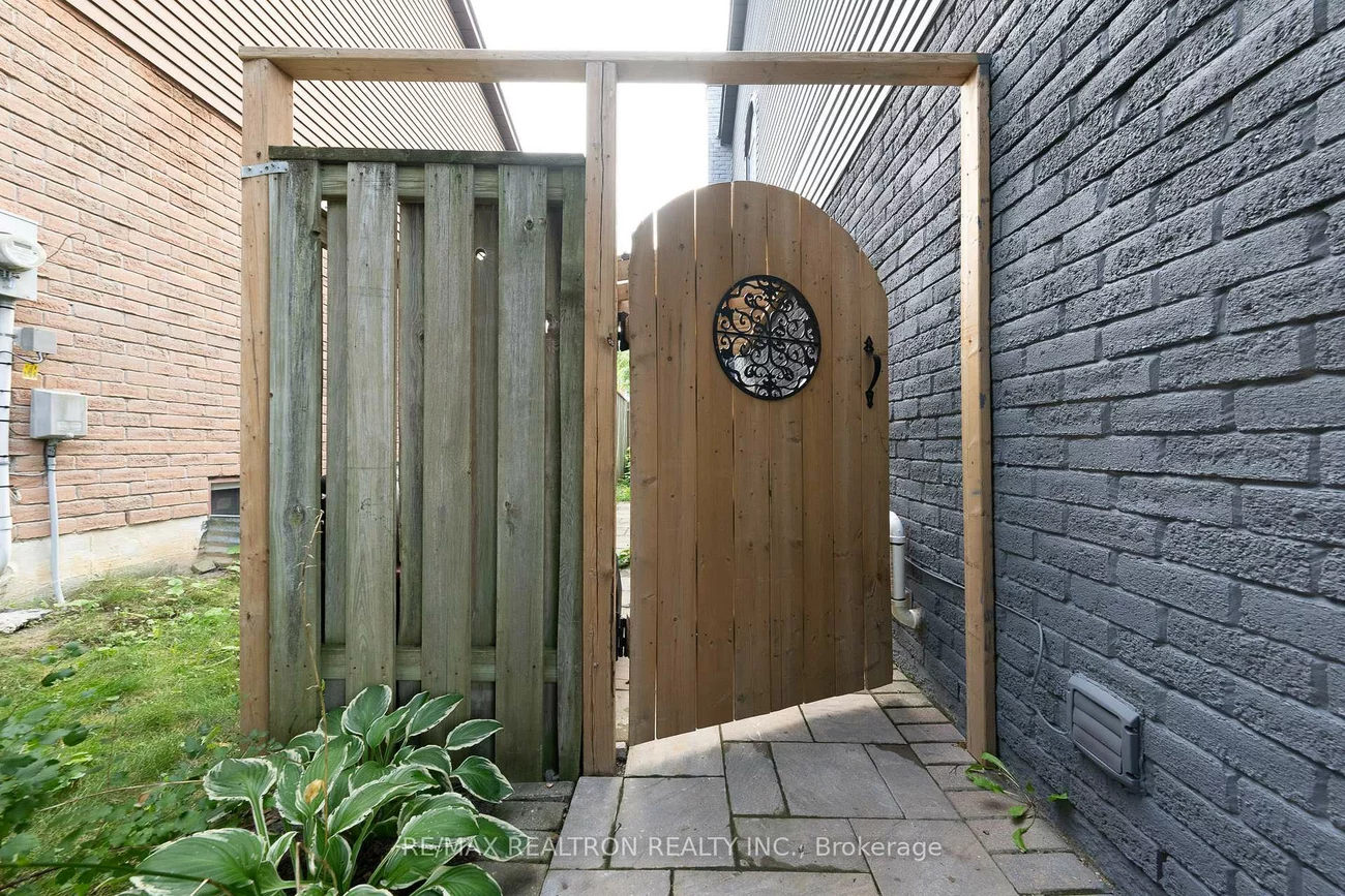 162, Walton, Aurora Village, Aurora