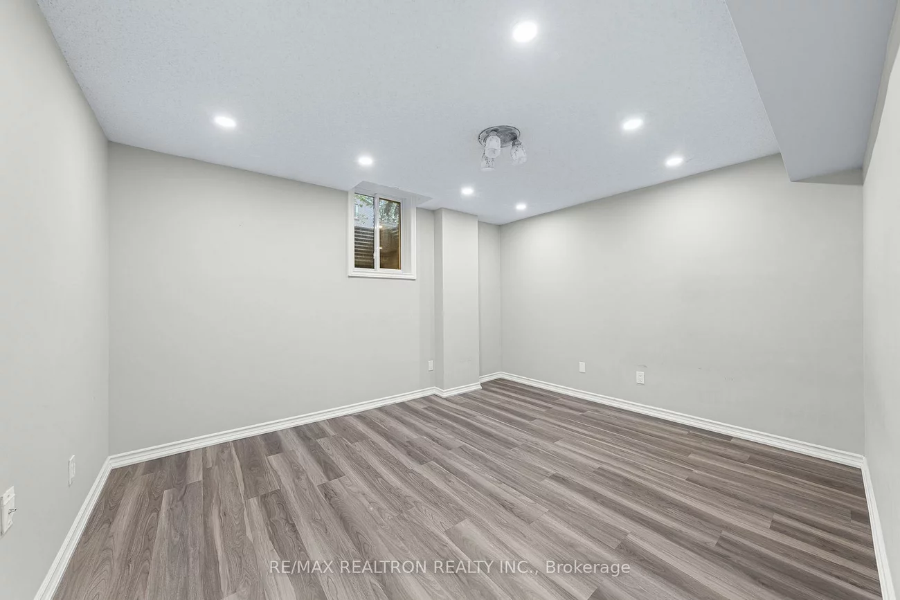 162, Walton, Aurora Village, Aurora