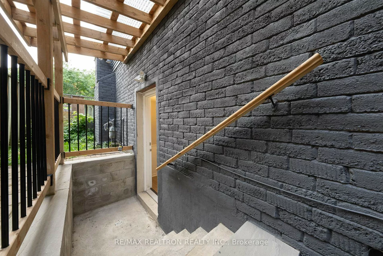 162, Walton, Aurora Village, Aurora