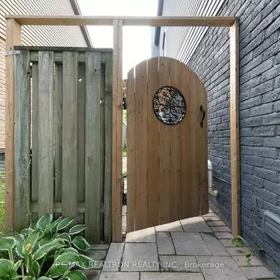 162, Walton, Aurora Village, Aurora