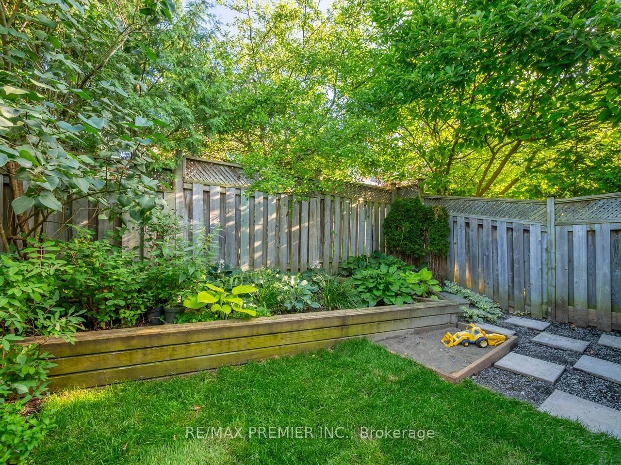 39, Ross Linton, Aurora Highlands, Aurora