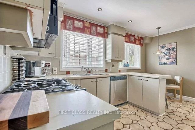 28, Collins, Aurora Heights, Aurora