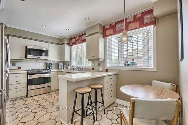 28, Collins, Aurora Heights, Aurora