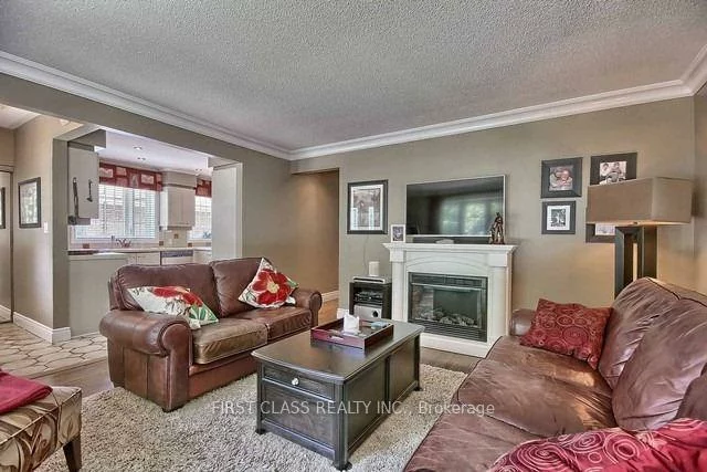 28, Collins, Aurora Heights, Aurora