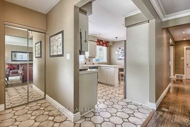 28, Collins, Aurora Heights, Aurora