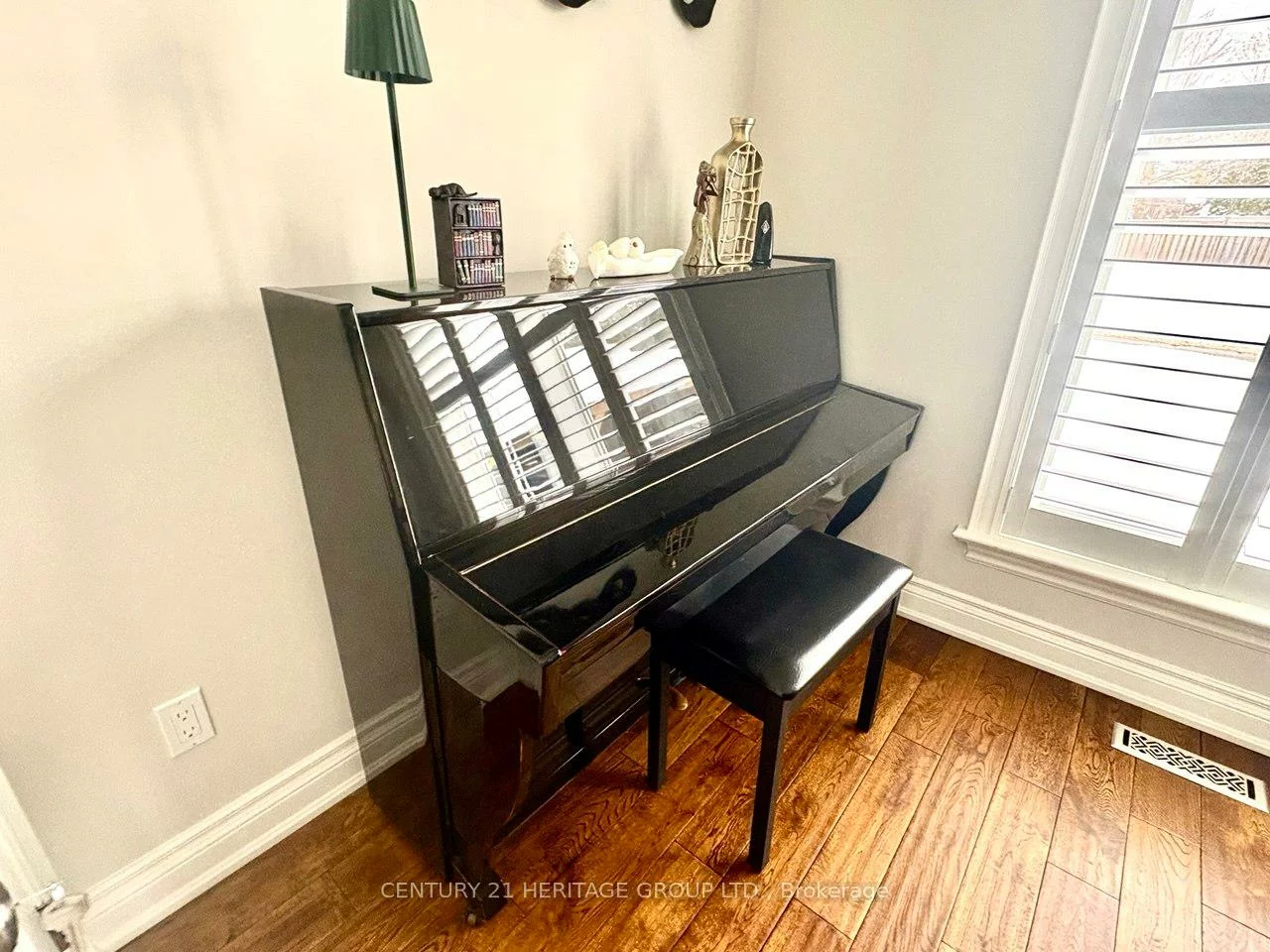 22, Cedar, Aurora Village, Aurora