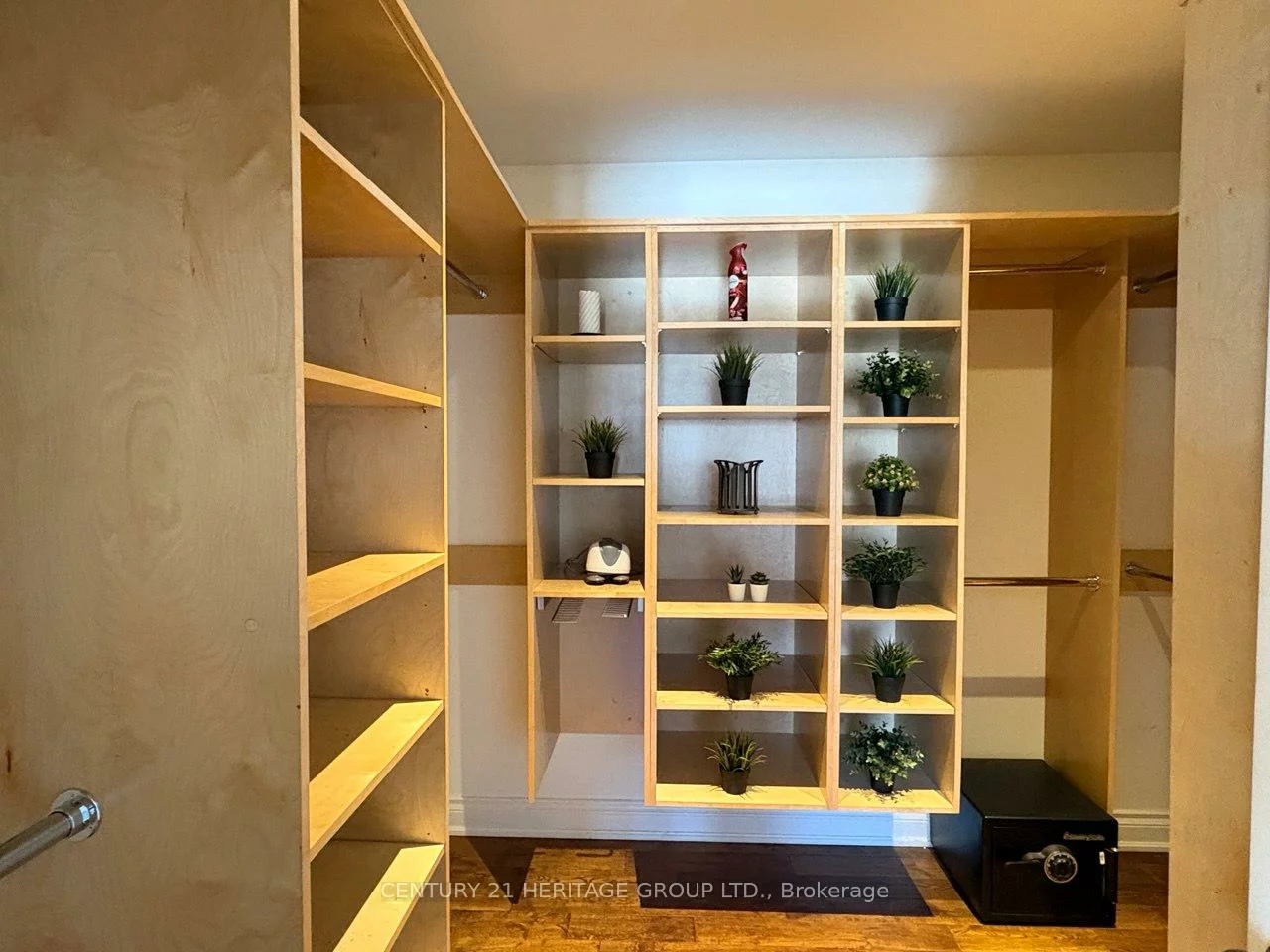 22, Cedar, Aurora Village, Aurora