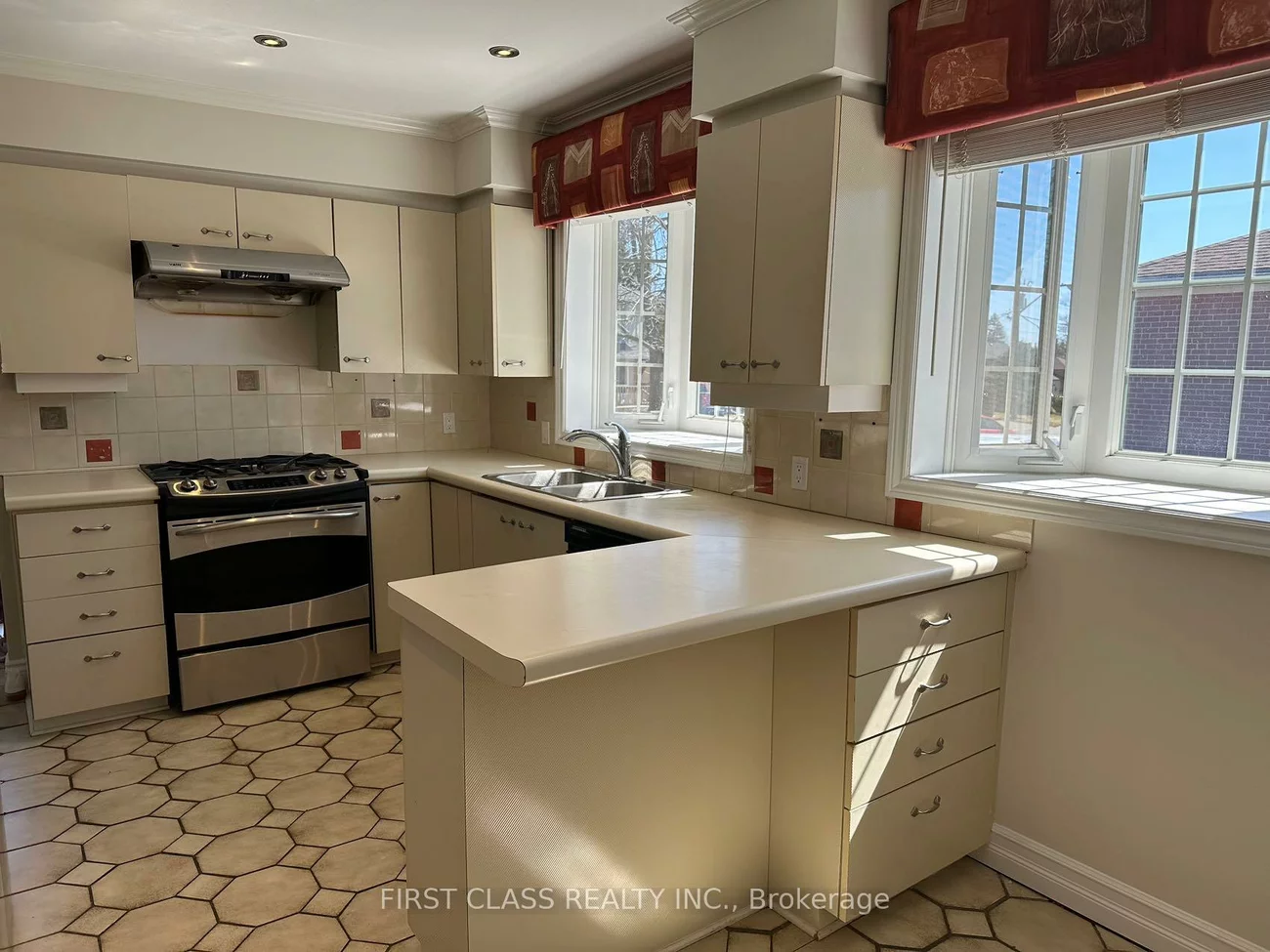 28, Collins, Aurora Heights, Aurora