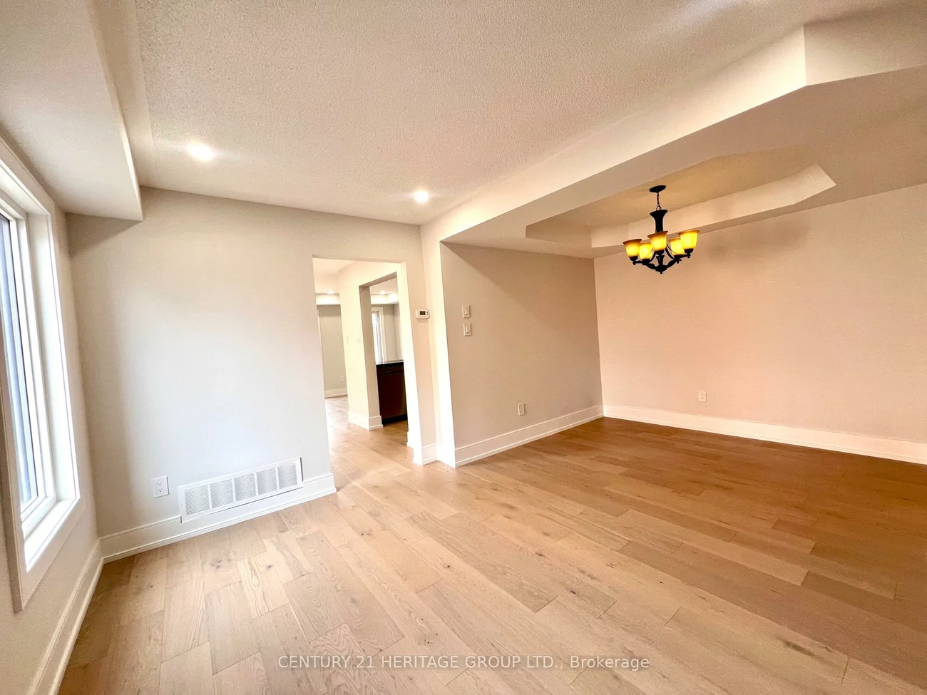 100, Woodroof, Bayview Wellington, Aurora