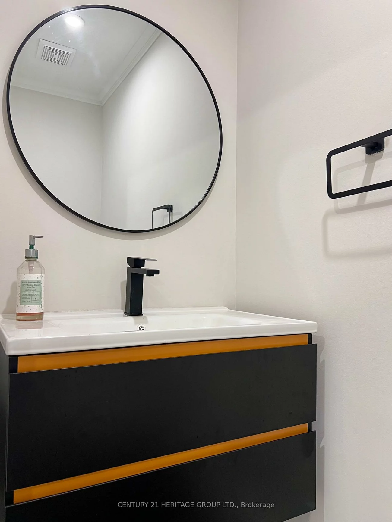 100, Woodroof, Bayview Wellington, Aurora