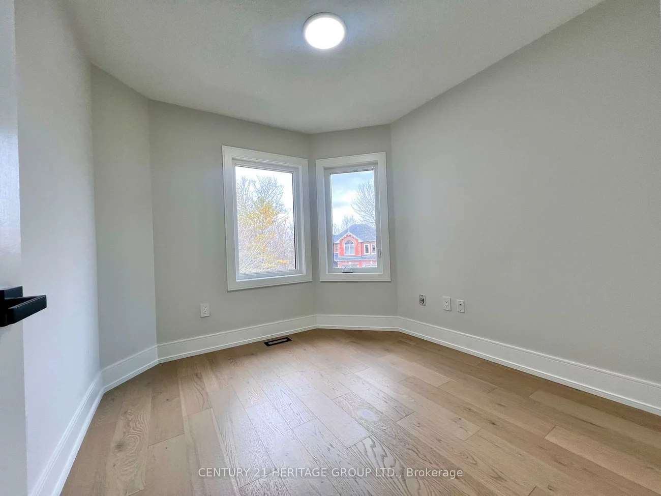 100, Woodroof, Bayview Wellington, Aurora