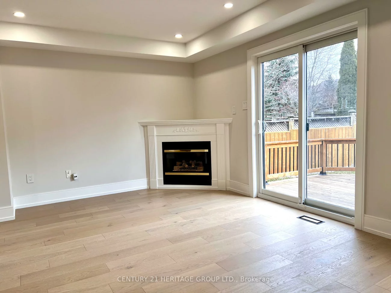 100, Woodroof, Bayview Wellington, Aurora