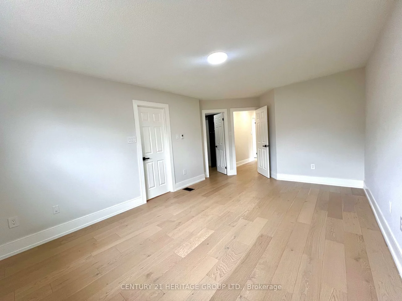 100, Woodroof, Bayview Wellington, Aurora