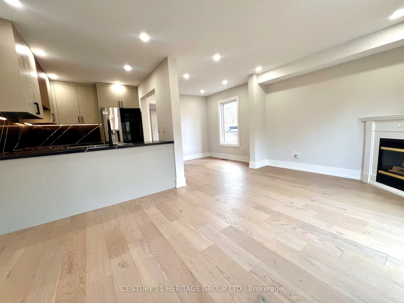 100, Woodroof, Bayview Wellington, Aurora