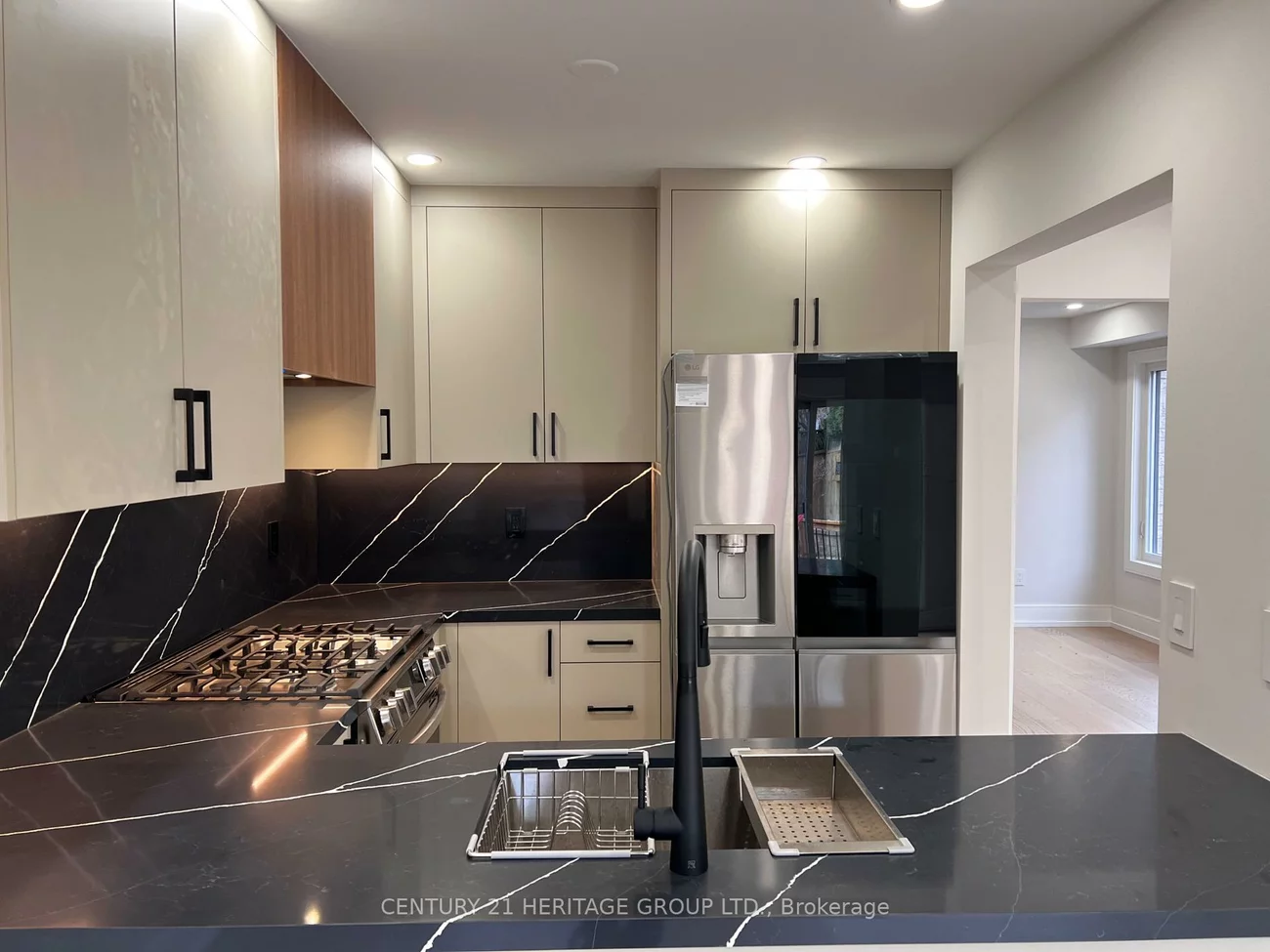 100, Woodroof, Bayview Wellington, Aurora