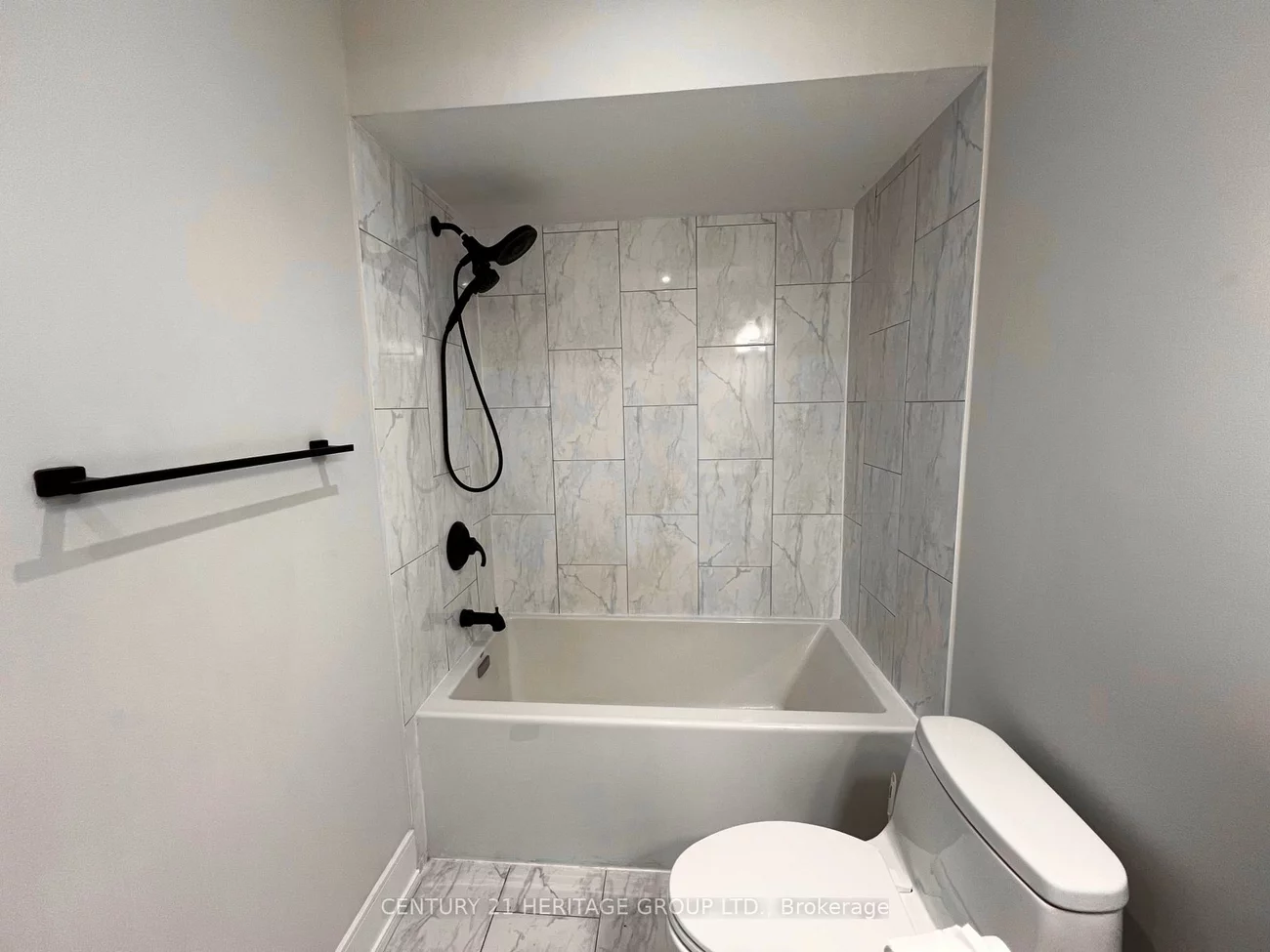 100, Woodroof, Bayview Wellington, Aurora