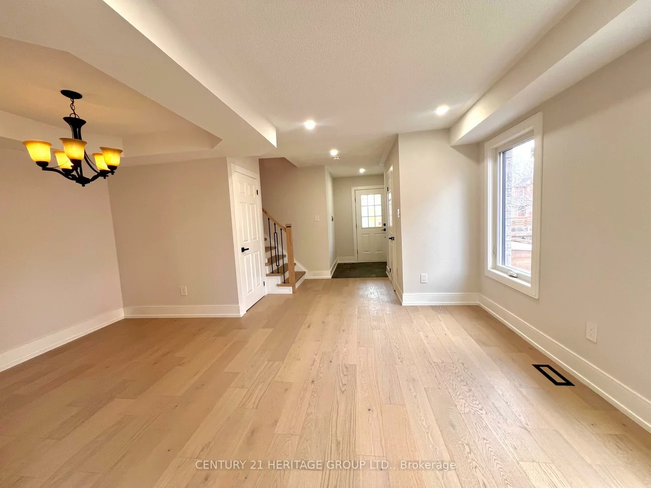100, Woodroof, Bayview Wellington, Aurora