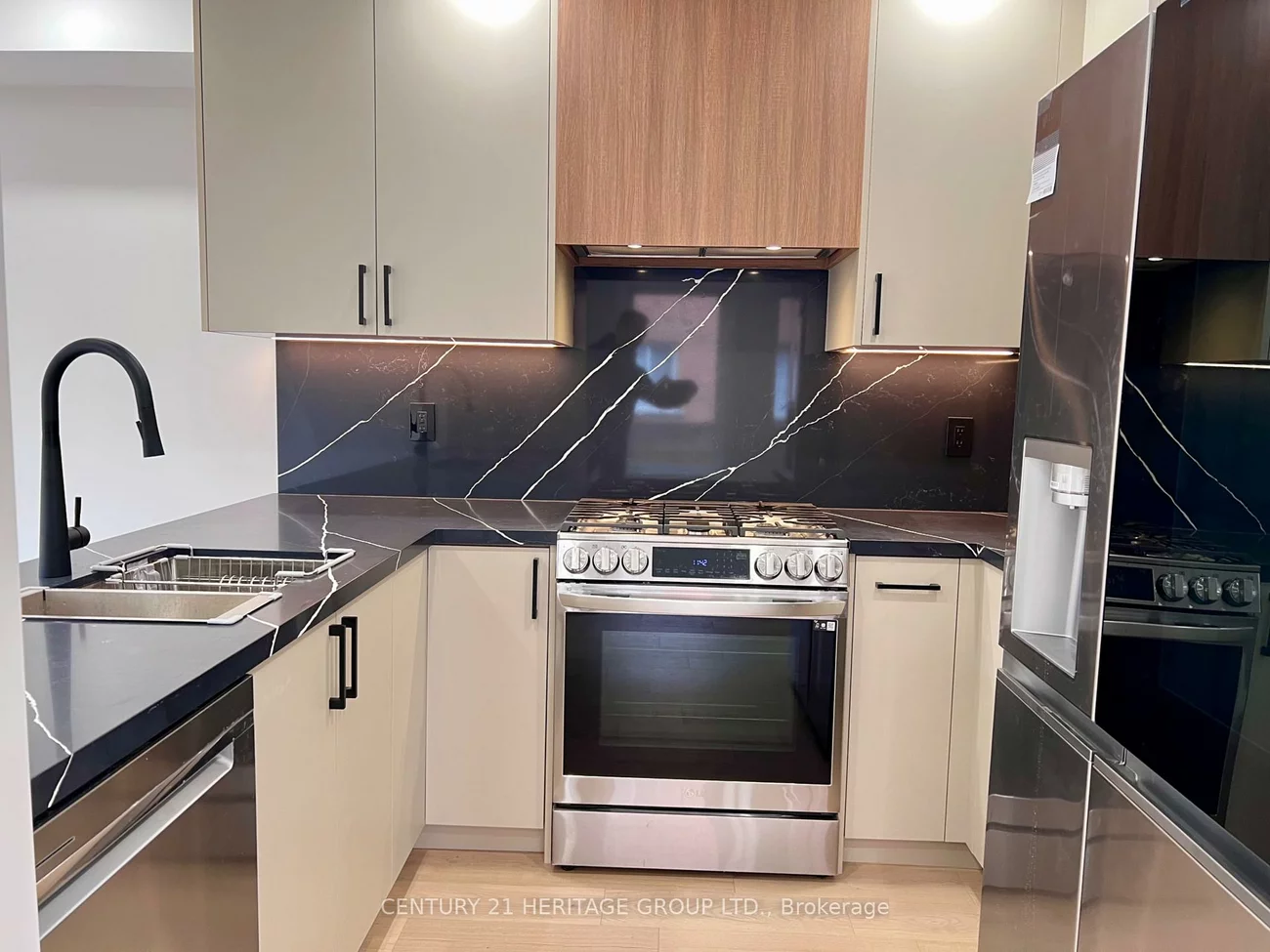 100, Woodroof, Bayview Wellington, Aurora