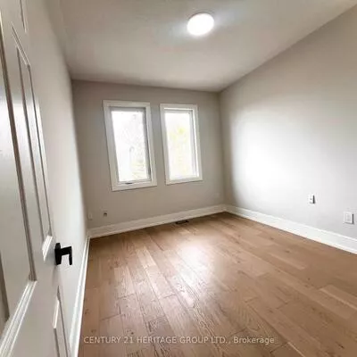 100, Woodroof, Bayview Wellington, Aurora
