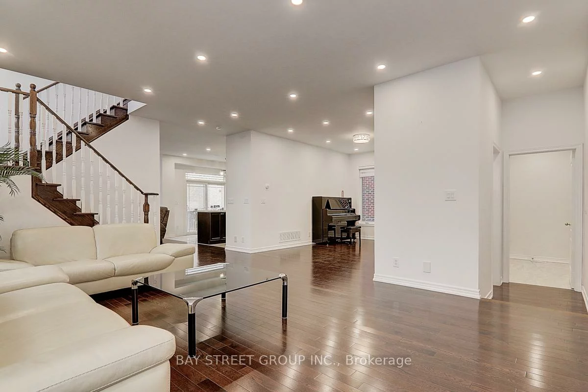 201, Bilbrough, Bayview Northeast, Aurora