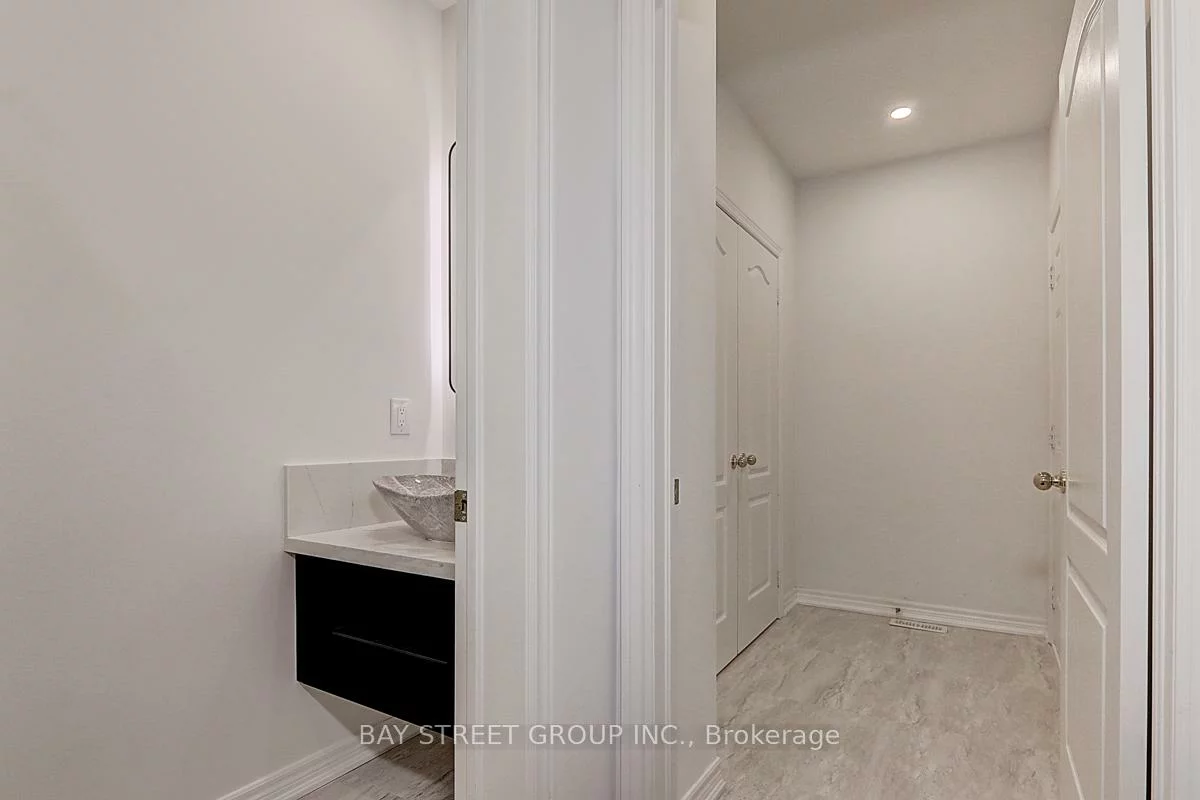 201, Bilbrough, Bayview Northeast, Aurora