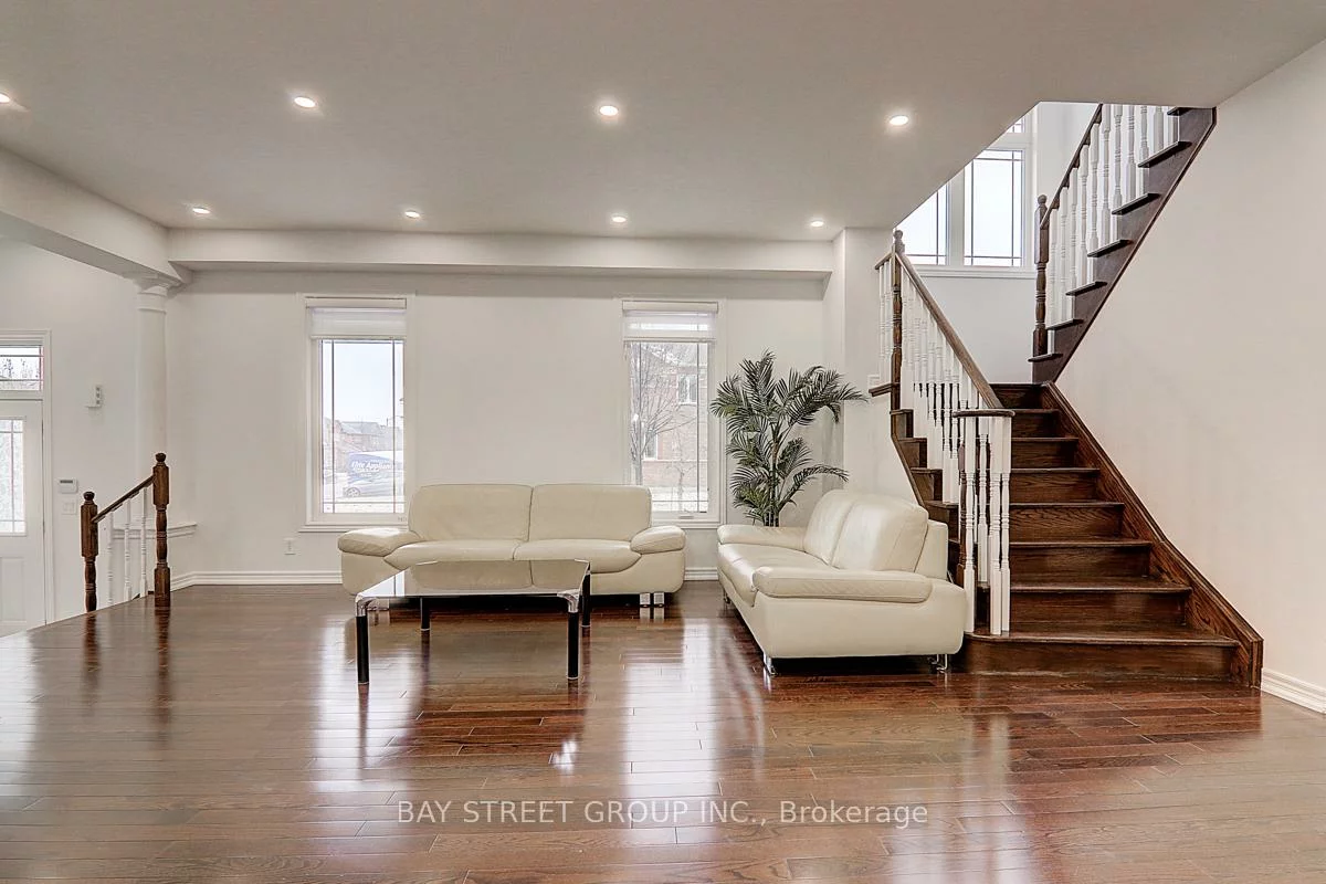 201, Bilbrough, Bayview Northeast, Aurora