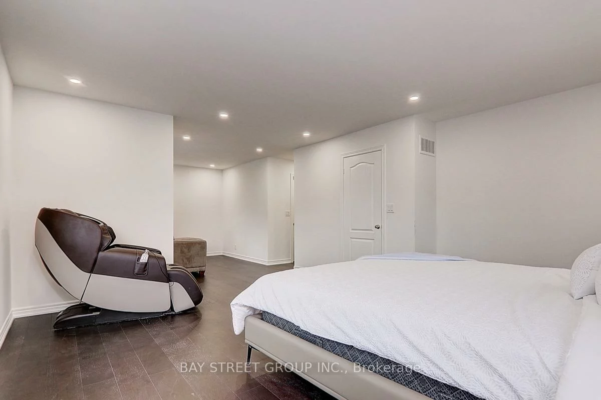 201, Bilbrough, Bayview Northeast, Aurora