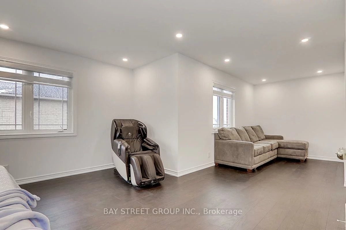 201, Bilbrough, Bayview Northeast, Aurora