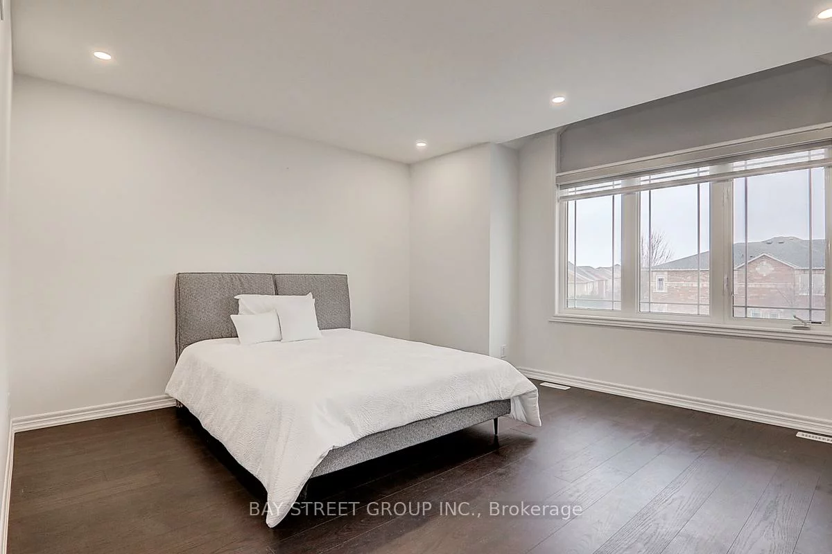 201, Bilbrough, Bayview Northeast, Aurora