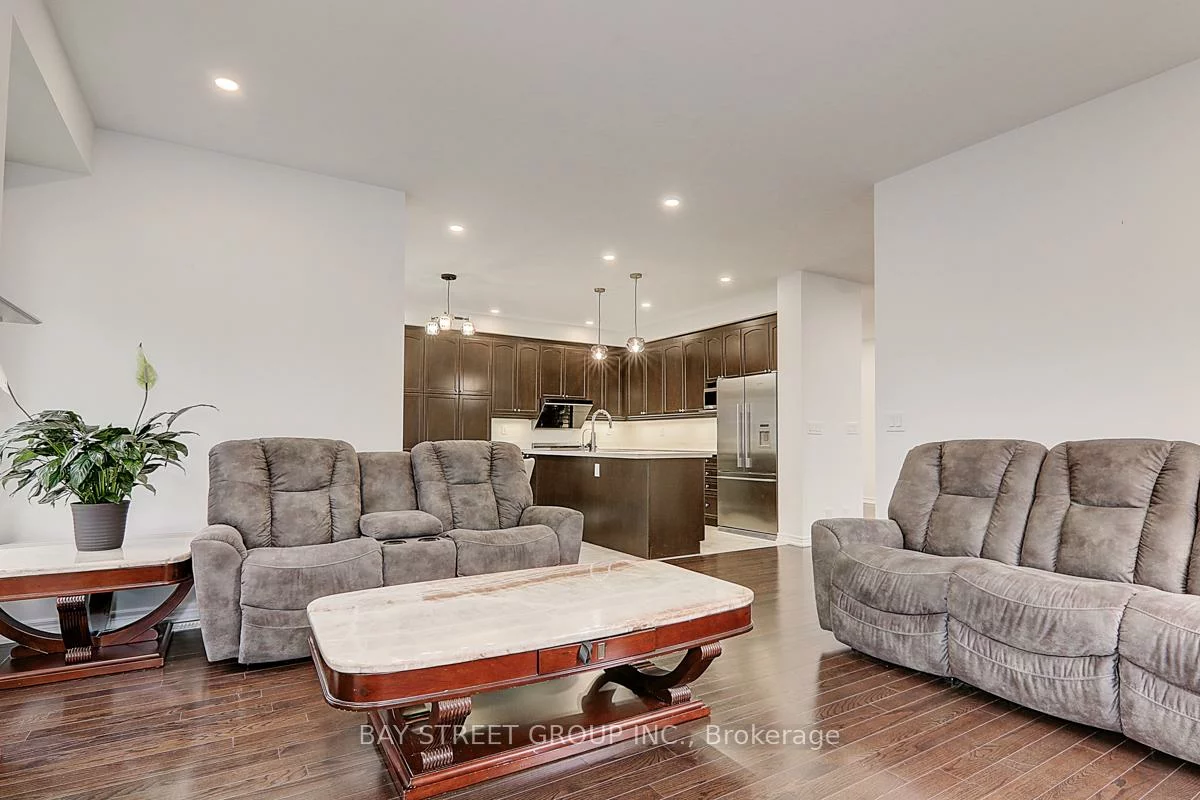 201, Bilbrough, Bayview Northeast, Aurora