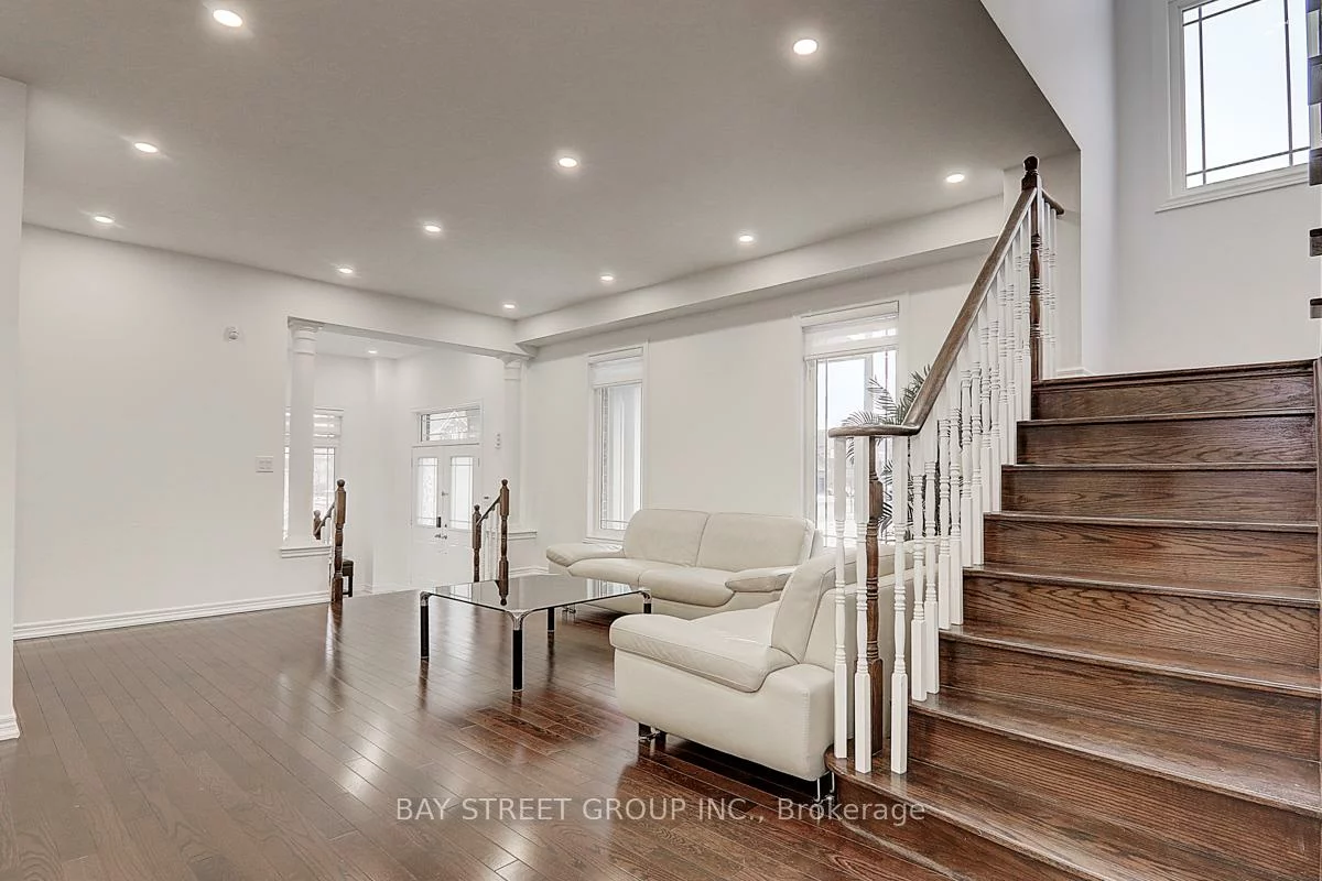 201, Bilbrough, Bayview Northeast, Aurora