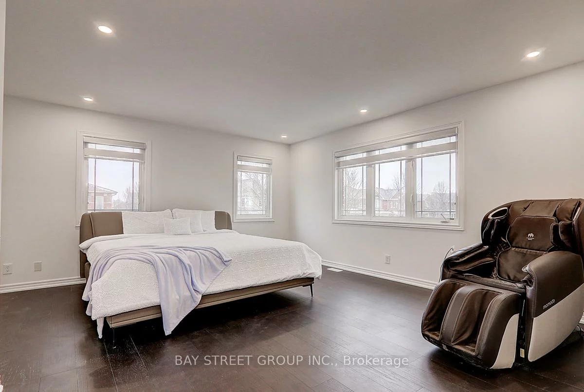 201, Bilbrough, Bayview Northeast, Aurora