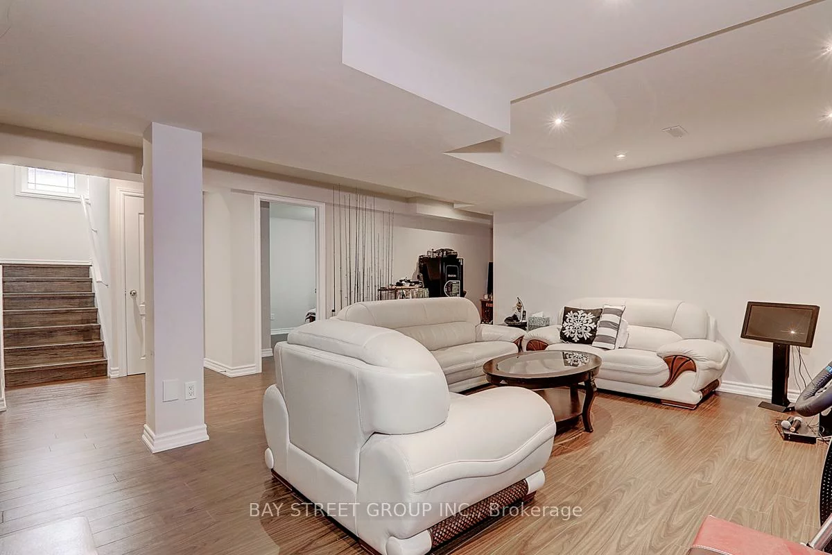 201, Bilbrough, Bayview Northeast, Aurora