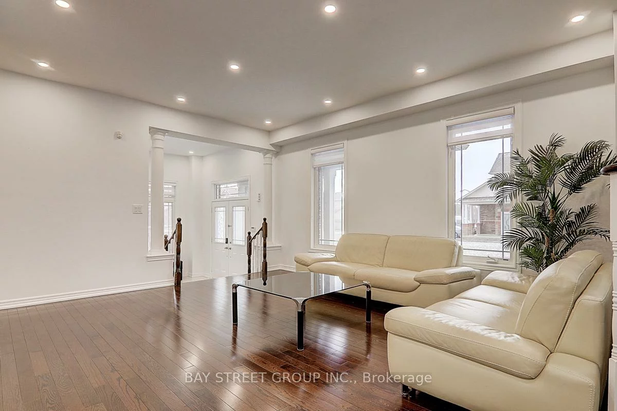 201, Bilbrough, Bayview Northeast, Aurora