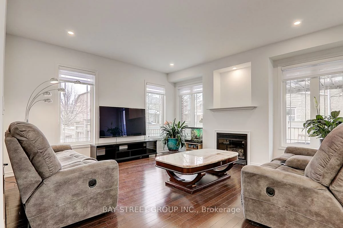 201, Bilbrough, Bayview Northeast, Aurora