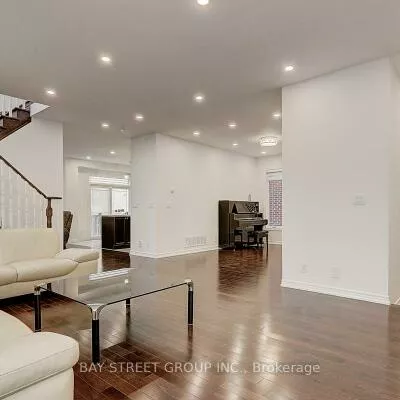 201, Bilbrough, Bayview Northeast, Aurora