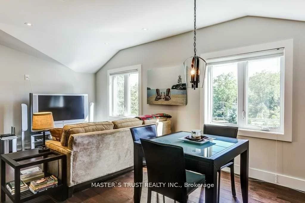 720B, Wellington, Aurora Heights, Aurora