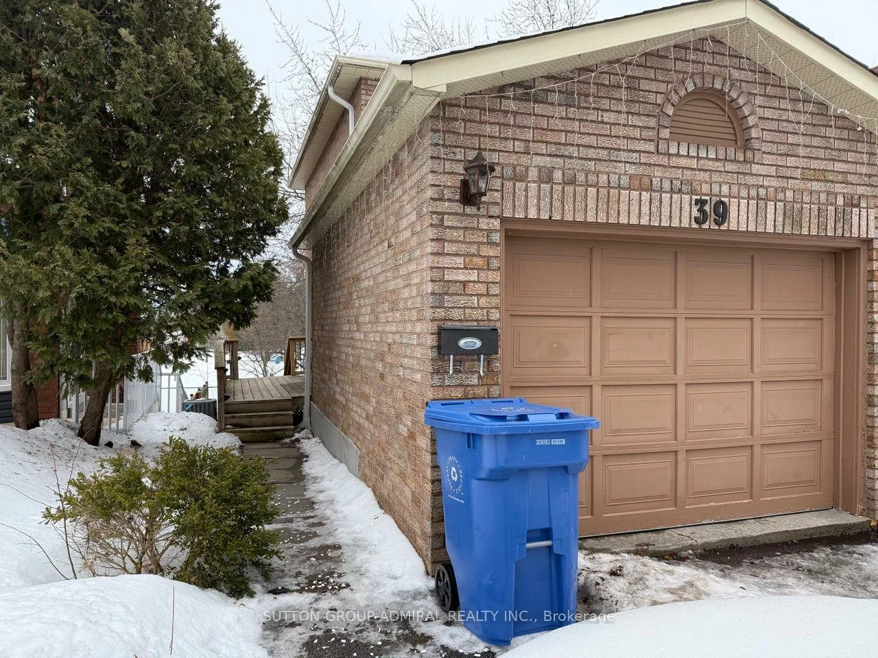 39, April, Aurora Heights, Aurora